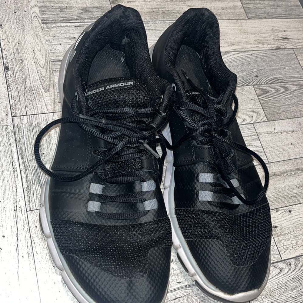 Mens Under Armour sneakers size 11, gently used